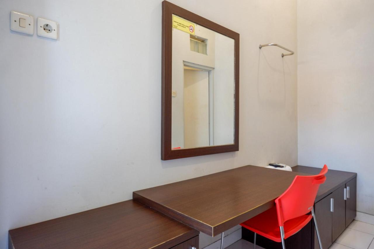 Отель Reddoorz Near Stasiun Tawang Семаранг Экстерьер фото