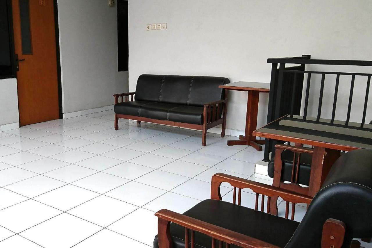 Отель Reddoorz Near Stasiun Tawang Семаранг Экстерьер фото